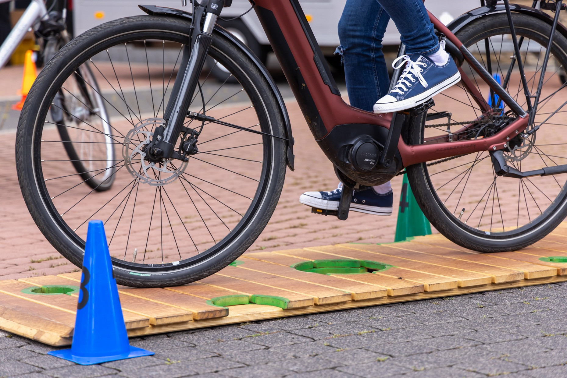 Zwei Rädern eine Fahrrads, auf dem eine Person in die Pedale tritt. 