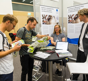 Das Radverkehrsreferat des MWVWL hatte einen Messestand am 8. NRVK und war dort im Gespräch mit interessierten Besuchern.