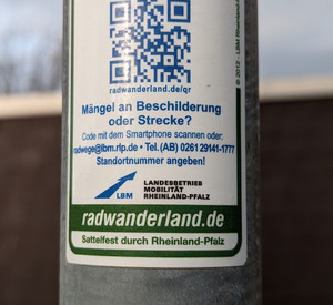 Aufkleber mit QR-Code zum Melden von Mängeln an Beschilderung oder Strecke