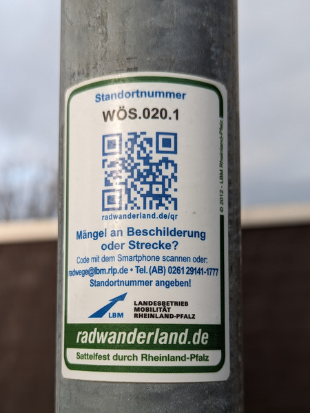 Aufkleber mit QR-Code zum Melden von Mängeln an Beschilderung oder Strecke