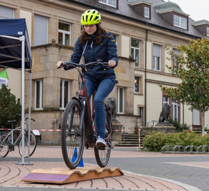 Geschicklichkeit auf dem Fahrradparcours